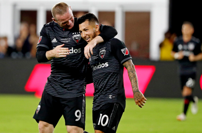 Đồng đội mới của Rooney trên đường gia nhập MU