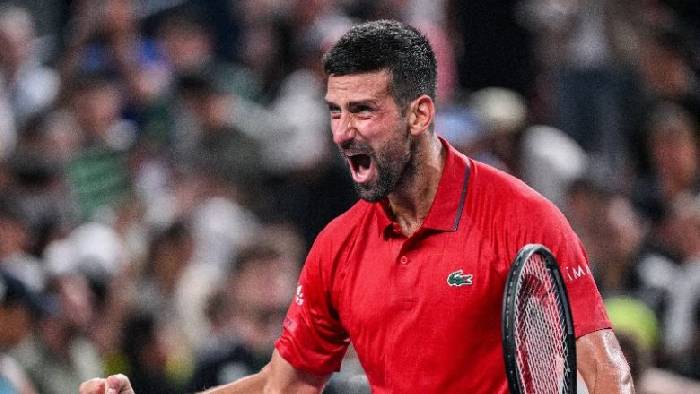 Djokovic đổ gục xuống s&acirc;n v&igrave; kiệt sức, vẫn gi&agrave;nh v&eacute; v&agrave;o tứ kết Shanghai Masters