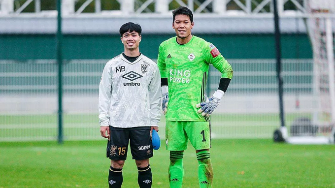 Công Phượng chụp ảnh thân mật với thủ môn Kawin