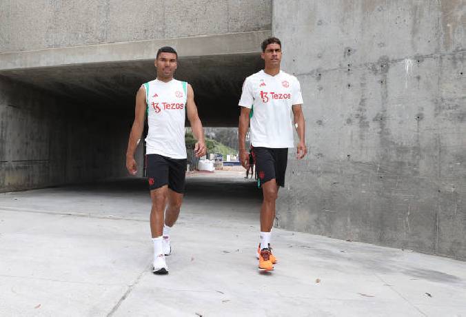 MU “xả lỗ” 3 bom tấn.