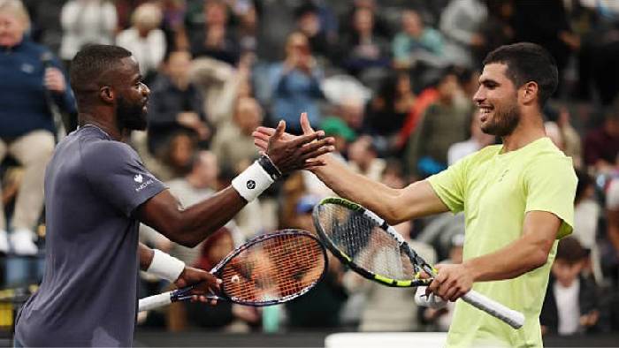 Alcaraz thua Tiafoe ở giải biểu diễn &lsquo;A Racquet at The Rock&rsquo;