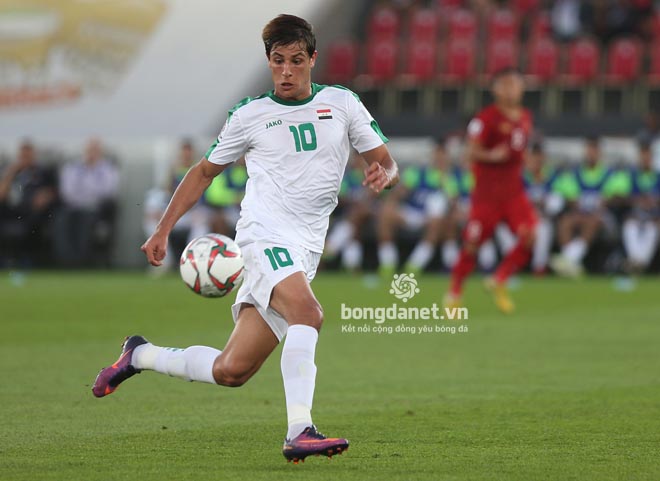 Thần đồng bóng đá Iraq đi vào lịch sử Asian Cup nhờ sút tung lưới Văn Lâm