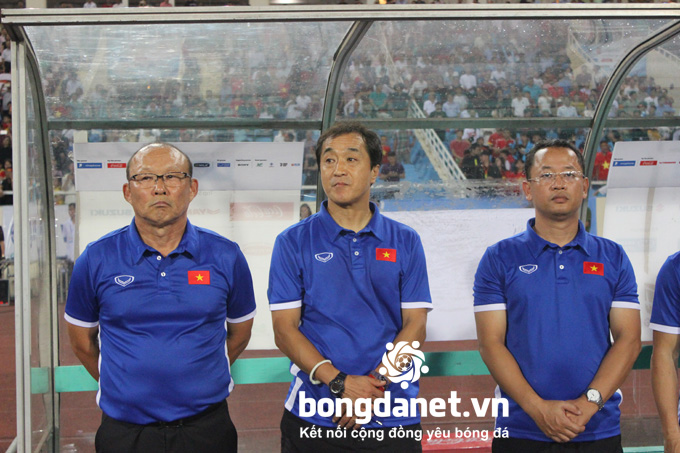 Trợ l&yacute; L&ecirc; Huy Khoa 'lột x&aacute;c' khi t&aacute;i ngộ với thầy Park