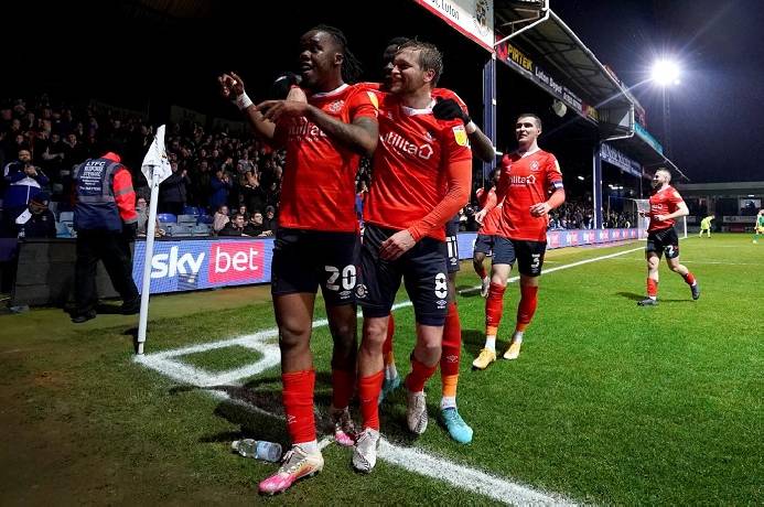 Soi kèo phạt góc Luton Town vs Blackpool, 21h00 ngày 10/4