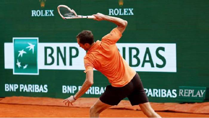 Medvedev đập nát vợt khi thua trắng 0-6, 0-6 ở vòng 2 Monte Carlo Masters