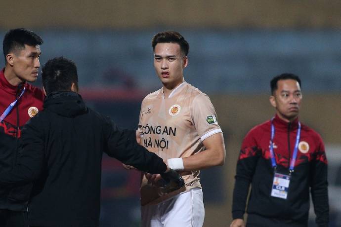 Bùi Hoàng Việt Anh phải khâu 24 mũi