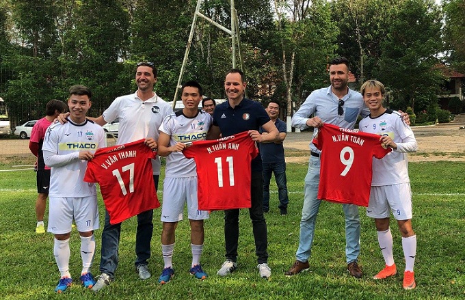 Bầu Đức k&yacute; hợp t&aacute;c chiến lược với đội b&oacute;ng cũ của Van Persie