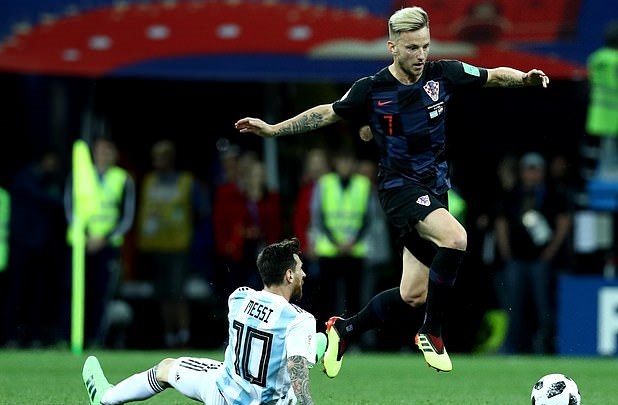 Đăng ảnh trêu ngươi Messi, Rakitic hết cửa ở lại Barca