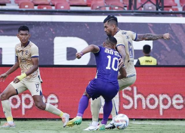 Nhận định, soi k&egrave;o Arema vs Persik Kediri, 15h30 ng&agrave;y 11/5: Ng&agrave;y c&agrave;ng xa bờ