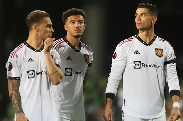 Bị Arsenal huỷ hợp đồng, bom xịt vẫn cho 100 củ của M.U “hít khói”