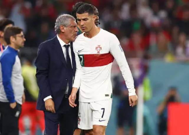 Ronaldo cạch mặt thầy cũ vì để anh ngồi dự bị