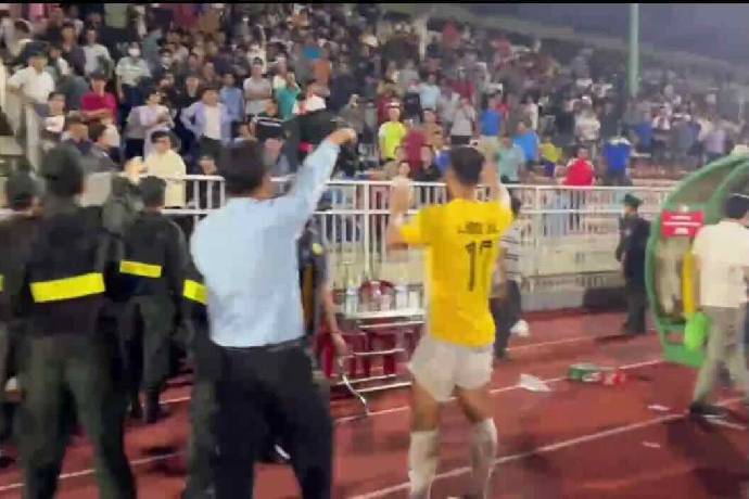 CĐV Bình Định ném vật thể lạ xuống sân vì bất bình với CLB Thanh Hóa