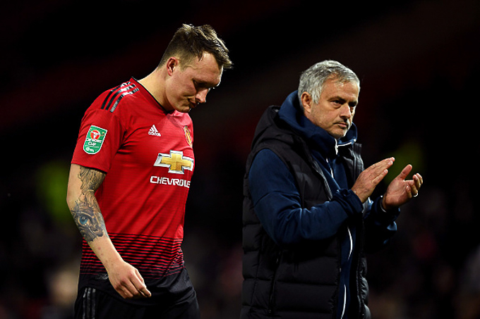 Phil Jones chỉ trích thậm tệ thầy cũ Mourinho