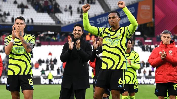 Arsenal l&agrave;m n&ecirc;n lịch sử khi 'chơi tennis' trước West Ham