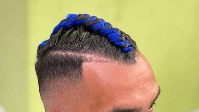 Carlos Tevez t&aacute;i xuất với m&aacute;i t&oacute;c kh&ocirc;ng đụng h&agrave;ng