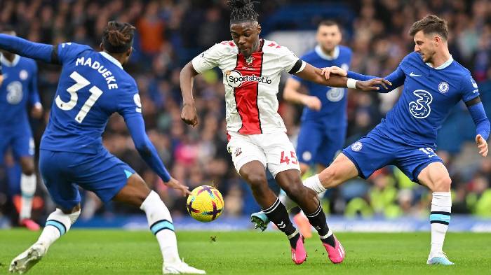 Thay thế Kante, Chelsea đàm phán với “mãnh thú” NHA