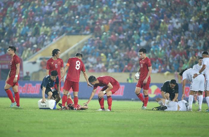 2 tuyển thủ Việt Nam đi cấp cứu trong trận giao hữu với Palestine