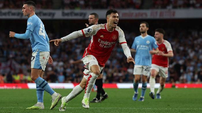 Trọng t&agrave;i thừa nhận Man City hưởng lợi từ VAR trước Arsenal