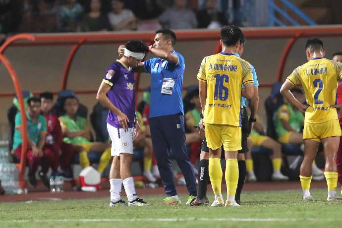 Văn Quyết l&ecirc;n tiếng sau pha va chạm với cầu thủ SLNA