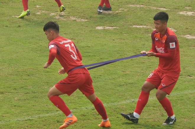 H&agrave; Đức Chinh m&eacute;o mặt với b&agrave;i tập lạ của HLV thể lực H&agrave;n Quốc