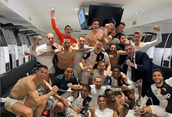 Ronaldo tiếp x&uacute;c gần với cầu thủ đầu ti&ecirc;n của Juventus nhiễm Covid-19