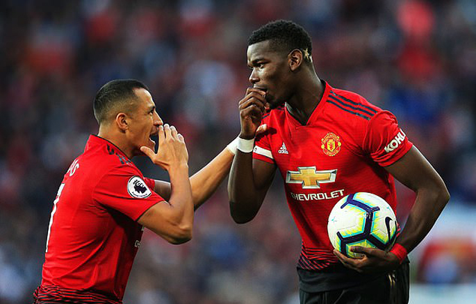 H&eacute; lộ nguy&ecirc;n nh&acirc;n ph&ograve;ng thay đồ của MU chia năm xẻ bảy