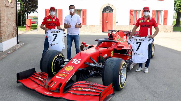 Ronaldo bỏ tập, đi ngắm si&ecirc;u xe Ferrari