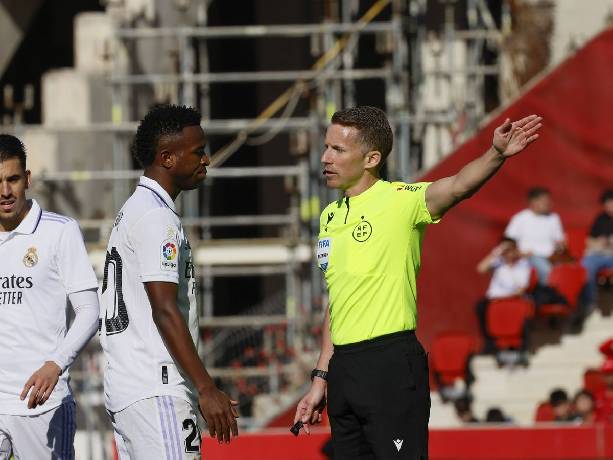 Trọng tài 4 lần đưa ra quyết định có lợi cho Real Madrid