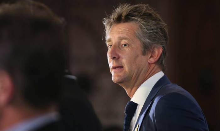 Rõ  tình trạng của huyền thoại Van der Sar sau khi phải nhập viện khẩn cấp