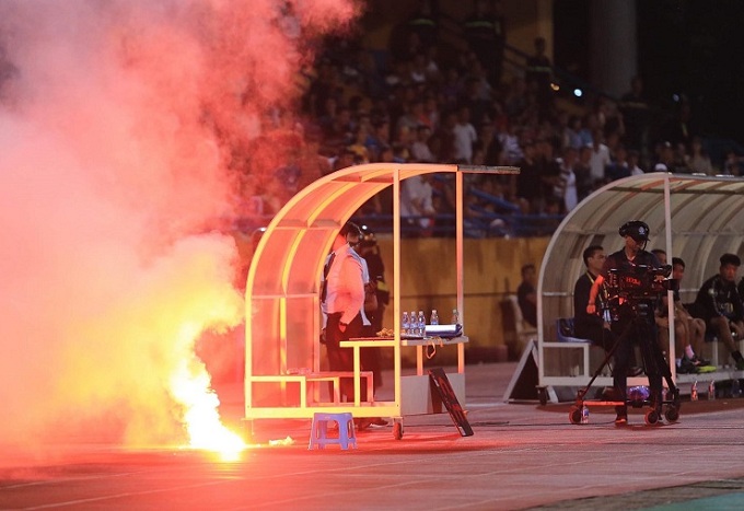 Sếp lớn CLB Nam Định lên tiếng về sự cố pháo sáng trên sân Hàng Đẫy