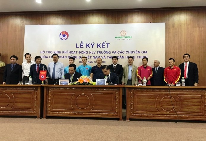 Tập đo&agrave;n Hưng Thịnh kết duy&ecirc;n c&ugrave;ng b&oacute;ng đ&aacute; Việt Nam