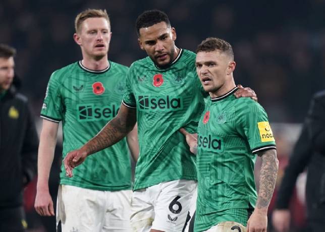 Newcastle thảm bại, cầu thủ 'combat' với CĐV nhà