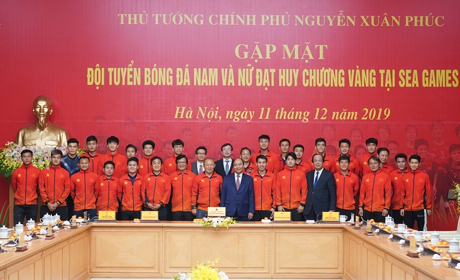 Thủ tướng Nguyễn Xu&acirc;n Ph&uacute;c vinh danh 2 đội tuyển b&oacute;ng đ&aacute; Việt Nam