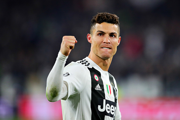 Ronaldo mừng ph&aacute;t kh&oacute;c sau hat-trick gi&uacute;p Juve v&agrave;o tứ kết