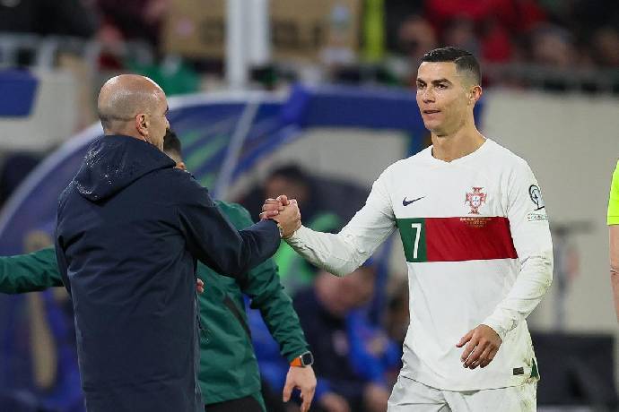 Ronaldo hứa không ‘bật lại' HLV Bồ Đào Nha