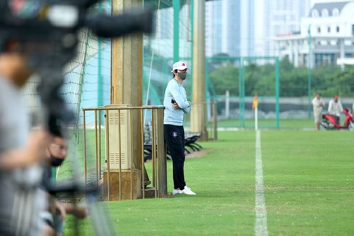 HLV Park Choong Kyun đến ‘xem giò’ các cầu thủ Hà Nội FC