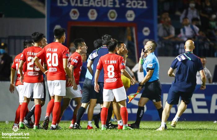 Thủ môn Bùi Tiến Dũng bắt chính ở vòng 10 V.League 2021