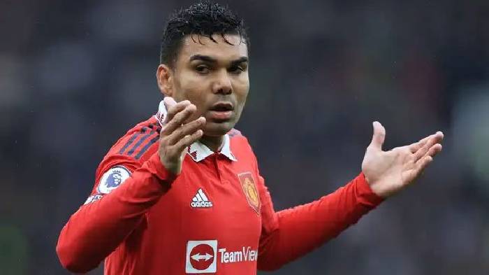 Phản ứng của Casemiro khi tr&ecirc;n s&acirc;n xảy ra x&ocirc; x&aacute;t khiến CĐV bật cười