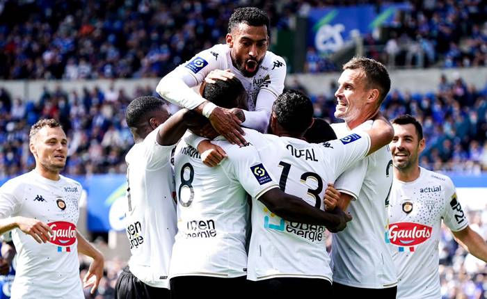 Soi kèo phạt góc Angers vs Lyon, 18h ngày 15/8