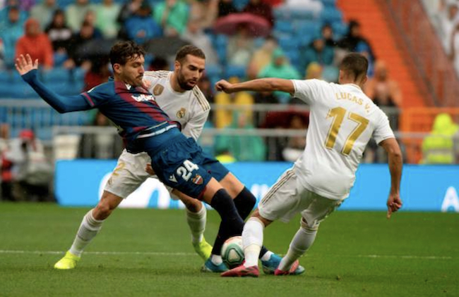 Real Madrid 3-2 Levante: Benzema cứu h&agrave;ng thủ kền kền trắng