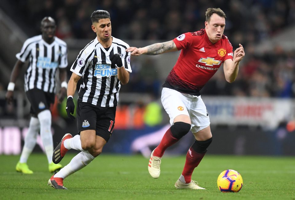 Newcastle muốn có chữ ký của trung vệ MU