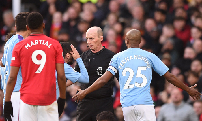 Ngoại hạng Anh tổn thất khổng lồ vì COVID-19