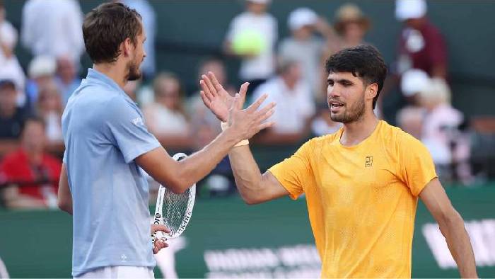 Alcaraz thua sốc Medvedev ở b&aacute;n kết Indian Wells Masters