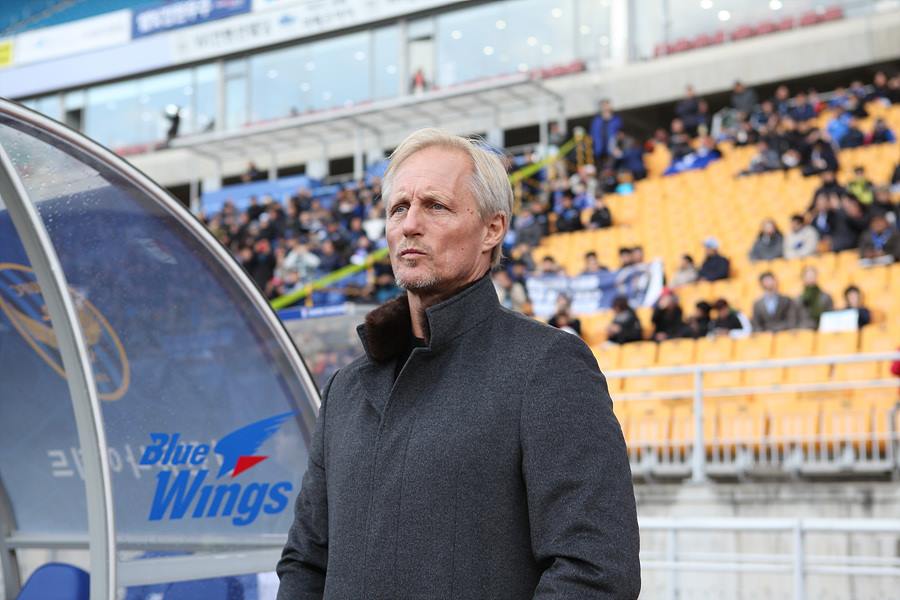 Thầy Công Phượng xin từ chức HLV trưởng Incheon United