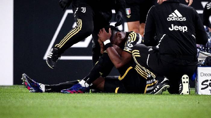 Chấn thương cả mùa vừa được trở lại, cựu sao M.U lại bật khóc rời sân