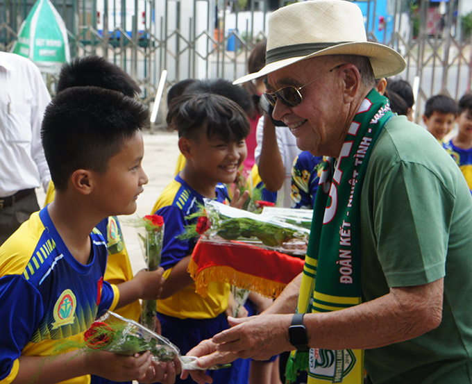 &Ocirc;ng chủ Tottenham thăm CLB ở Hạng Nhất