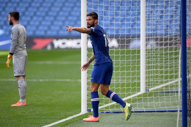 Olivier Giroud tỏa sáng, Chelsea vùi dập QPR 7-1