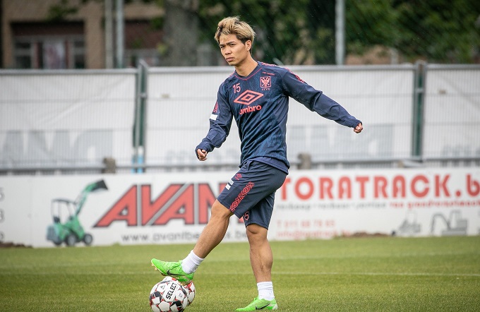 C&ocirc;ng Phượng hạnh ph&uacute;c v&igrave; l&agrave; cầu thủ v&ocirc; danh ở Bỉ