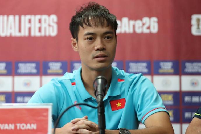 Văn Toàn nói gì về mặt cỏ nhân tạo trước trận gặp Philippines?