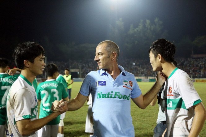 Thầy Giôm tỏ thái độ khi Công Phượng chỉ ra sân 2 phút ở K-League